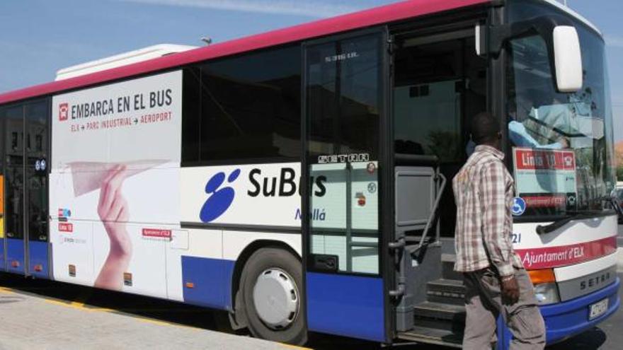 Uno de los autobuses que realiza el trayecto hasta el parque industrial y el aeropuerto de El Altet.