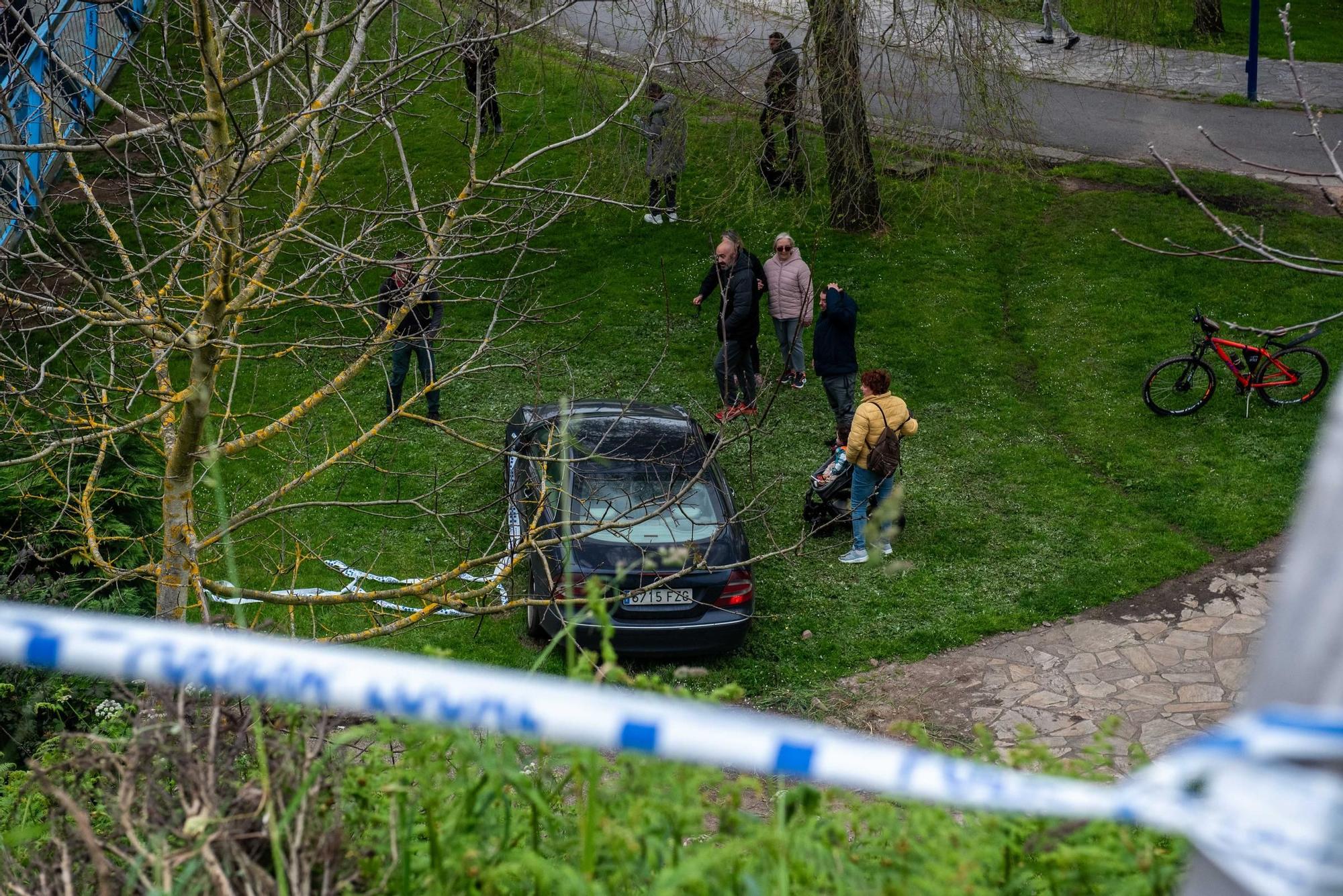 Un coche vuela y cae al paseo de O Burgo