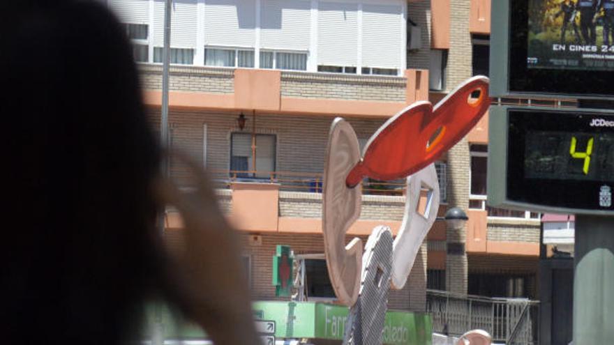 Una joven hace una foto con su móvil al termómetro de Plaza Castilla, en una foto de archivo.