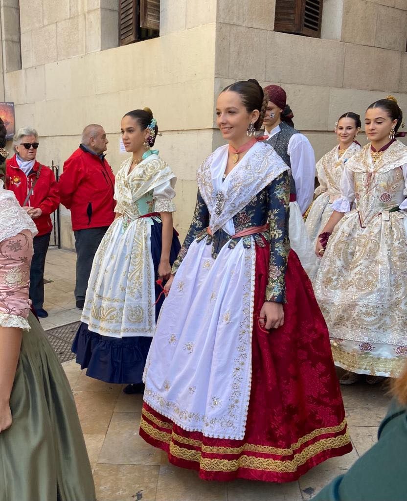 Doctor Collado reúne a falleras mayores infantiles de València en la "dansà"