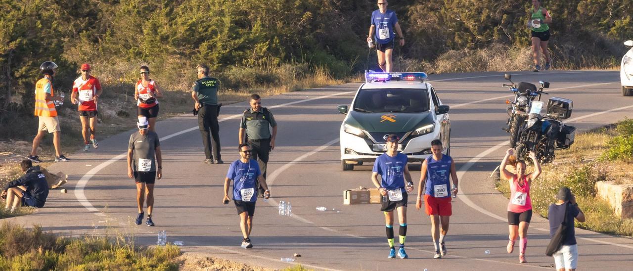 Guardia Civil repartiendo agua en la media maratón