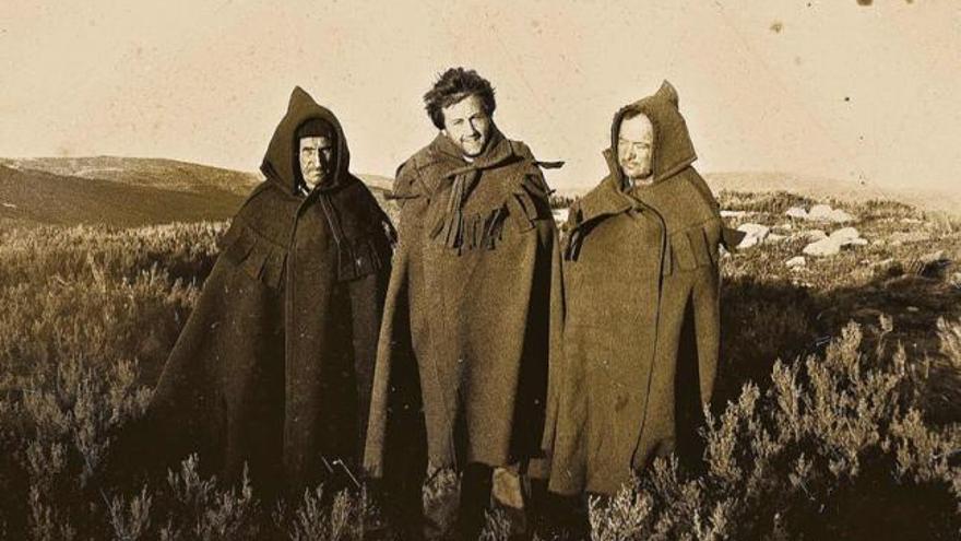 Domínguez, en el centro, con Atilano y Antolín en la sierra de Lubián.