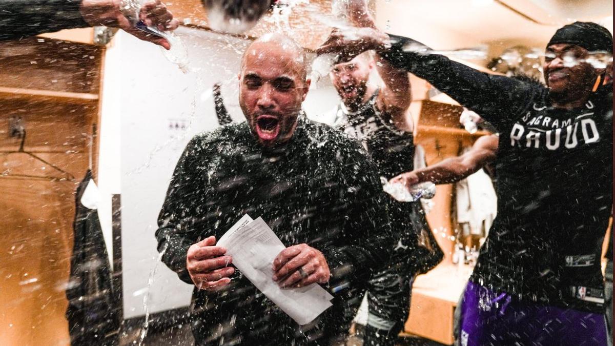 Jordi Fernández celebra su debut en el vestuario