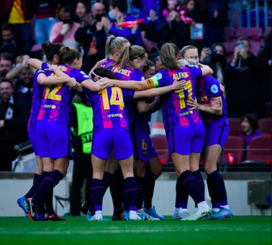 Las jugadoras del Barça celebran el 1-0 marcado por Mapi León al Madrid en el Camp Nou.