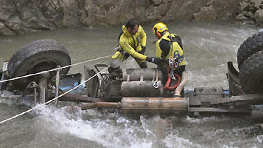 Un hombre ha muerto esta tarde al caer el camión que conducía a un río, tras salir de la carretera N-625 en Amieva (Asturias). El Centro de Coordinación de Emergencias del 112-Asturias ha movilizado a los Bomberos con base en el parque de Cangas de Onís y al grupo de rescate con helicóptero, que han acudido al lugar.