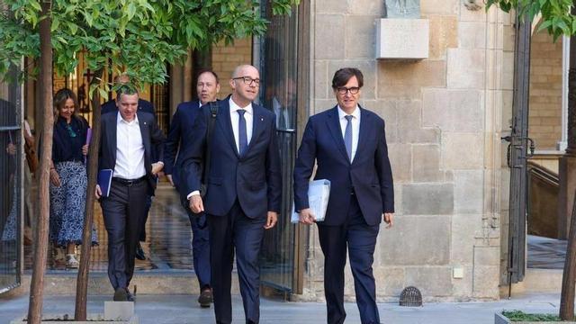 El president de la Generalitat, Salvador Illa, i el conseller de Drets Socials, Raúl Moreno, aquest dimarts durant la reunió del Consell Executiu