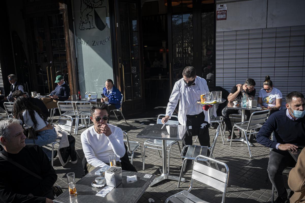 Sorpresa per la propina que deixa una clienta a un cambrer... i, no, no són diners