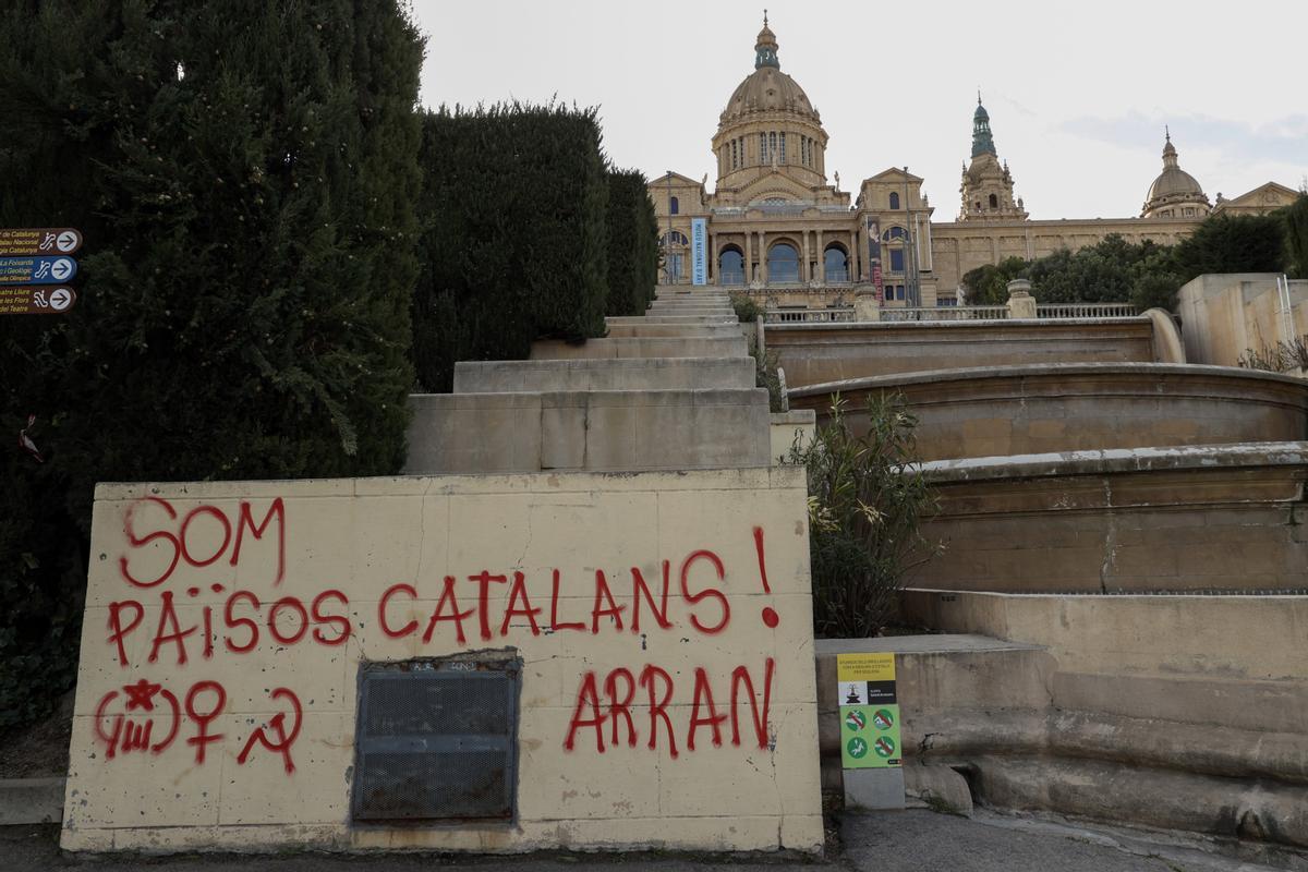 Operarios de limpieza eliminan pintadas en contra de la cumbre hispano-francesa en Barcelona
