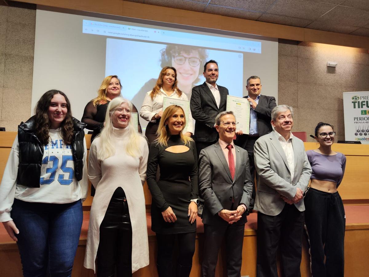 Foto de grupo con todos los premiados en el acto de este lunes