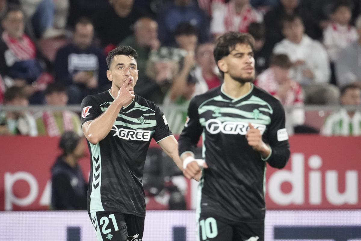 Marc Roca celebra su gol contra el Girona