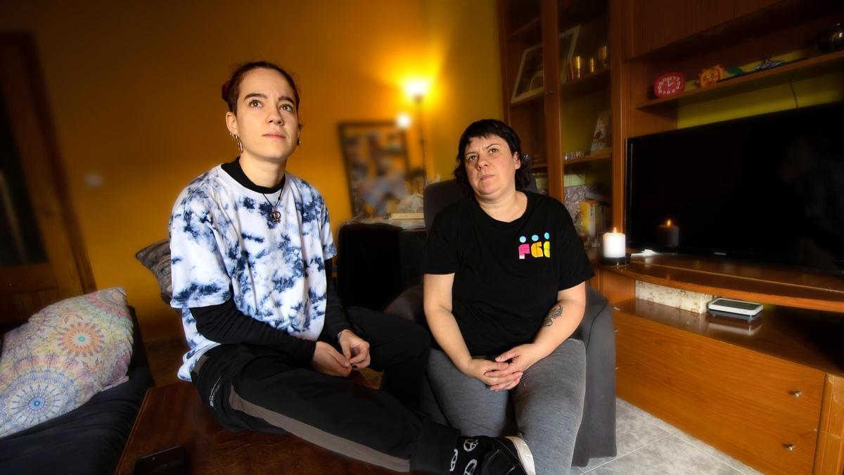 María Jácome, una joven de 24 años de Alcoy, junto a su madre en la vivienda familiar.