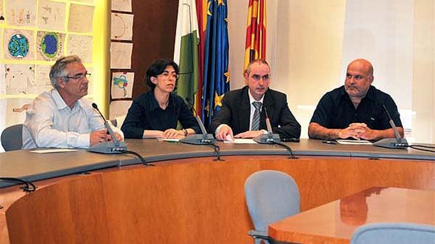 Els quatre representants de l&#039;oposició en la roda de premsa del maig en què van sol·licitar el primer informe.