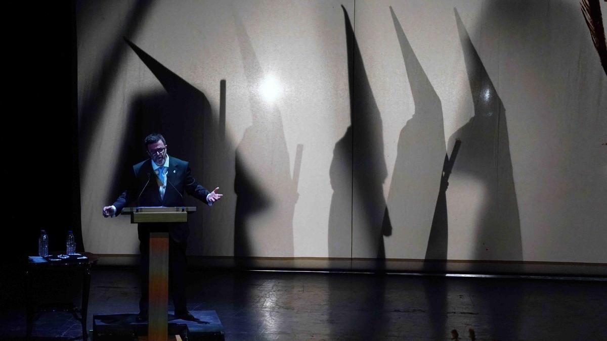 Momento en que el pregonero, Augusto Pansard, habla sobre la Pollinica.
