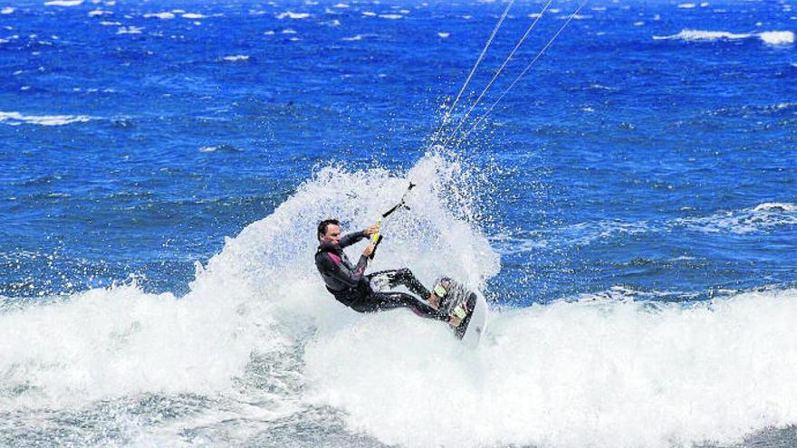 La playa de Leocadio Machado concentró a numerosos practicantes de kitesurf en la jornada de ayer.