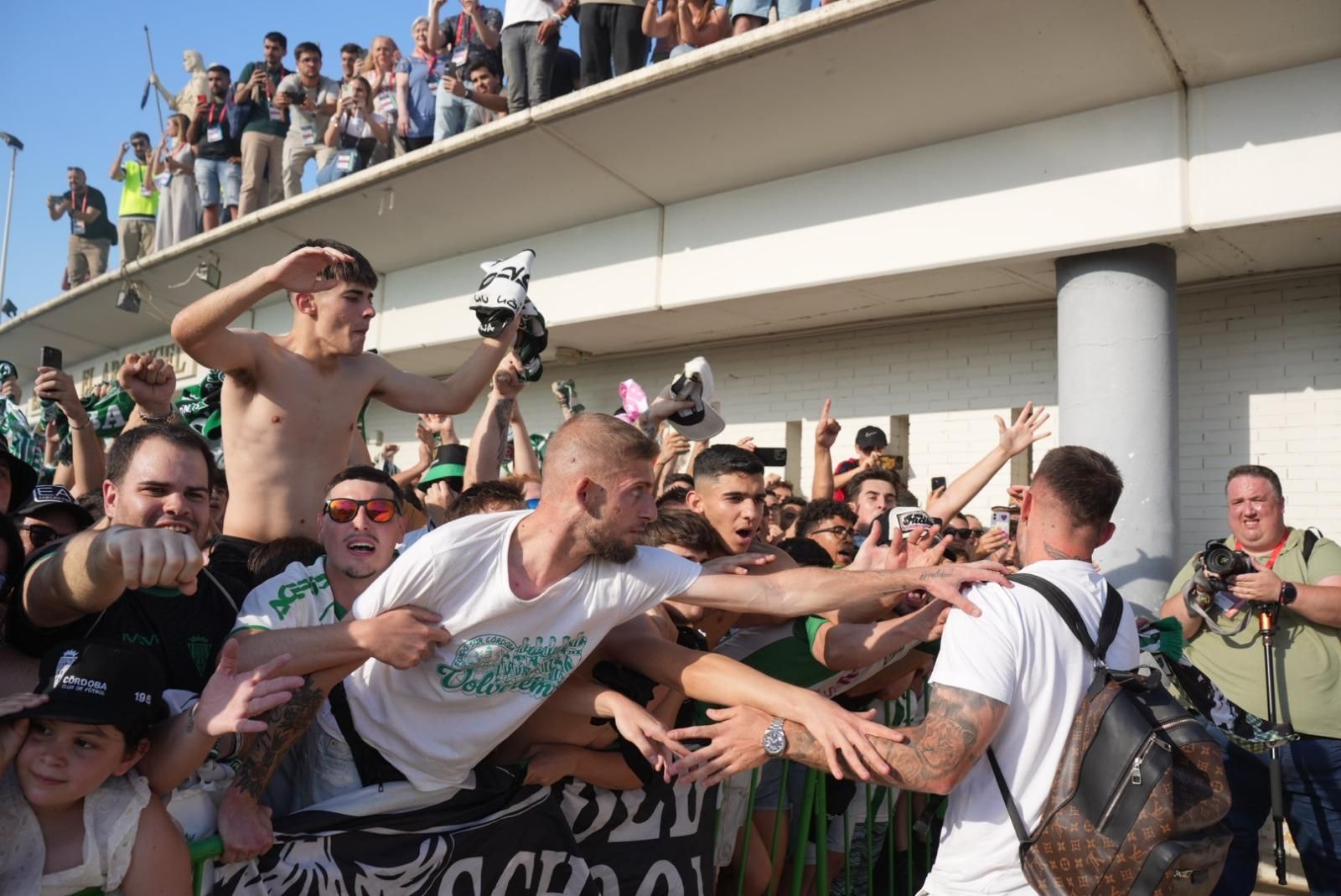 Así recibió la afición del Córdoba CF al autobús del equipo en El Arenal