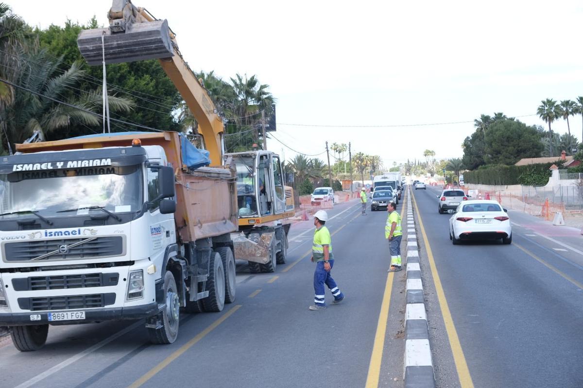 Operarios en el tercer tramo que se está desdoblando.