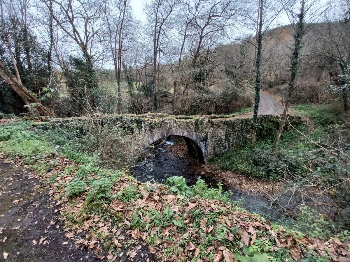 El antiguo puente que sale al paso durante la ruta.