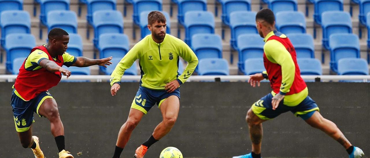 Francisco Jesús Crespo ‘Pejiño’ arranca con el esférico ante el lateral zurdo Jonathan Silva y Aridai Cabrera, el pasado miércoles, en el partidillo celebrado en el Gran Canaria.  | | LP/DLP