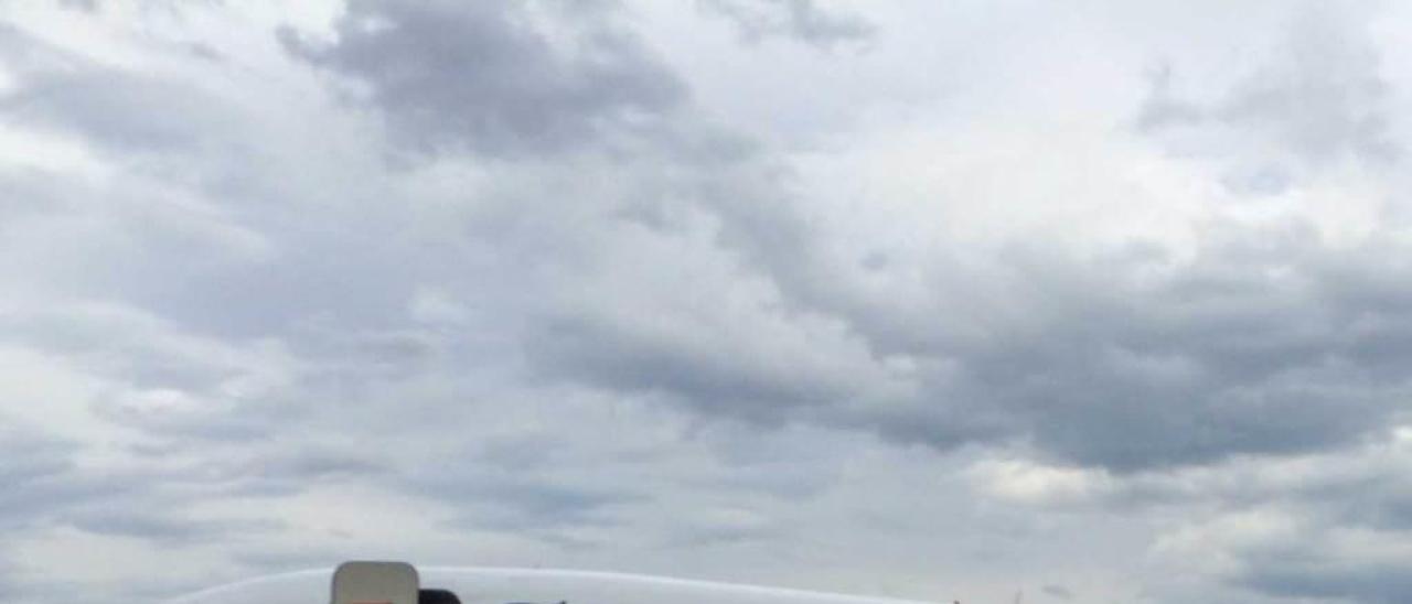Varios viajeros, dirigiéndose a un avión de Ryanair en la pista del aeropuerto de Santander.