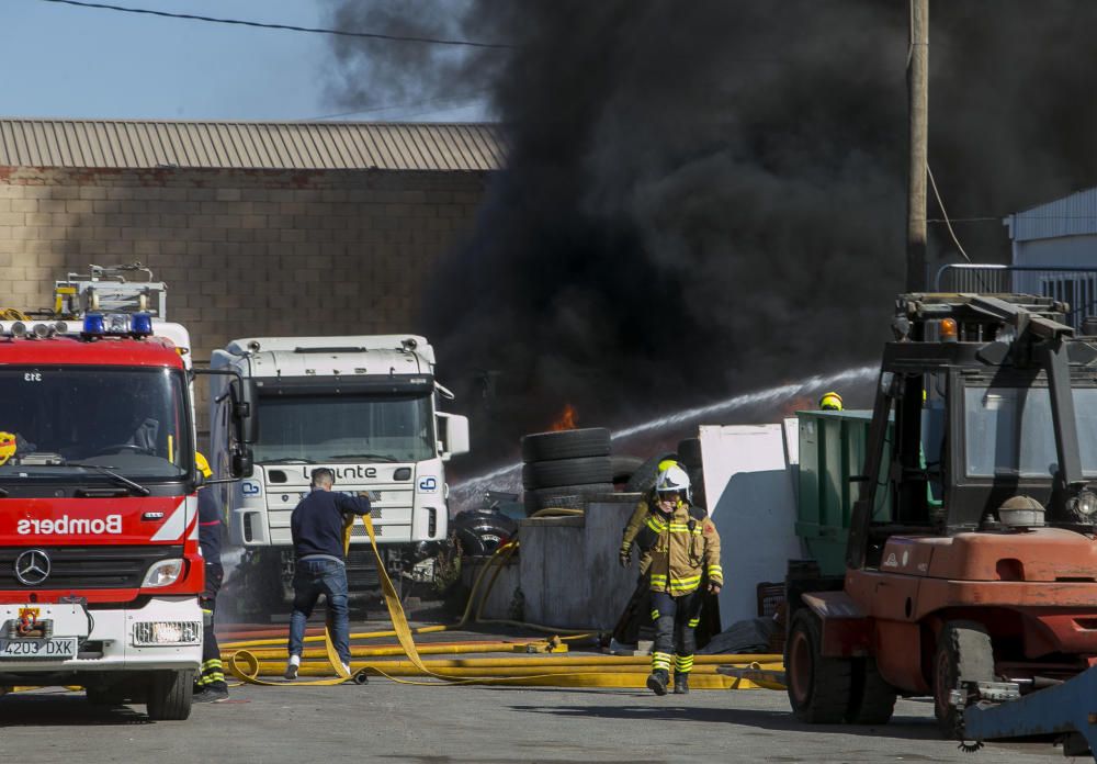 Más de 30 bomberos participan en la extinción del fuego