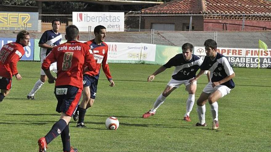 Uno de los centrocampistas del Real Ávila intenta avanzar ante la oposición de la zaga del GCE Villaralbo.