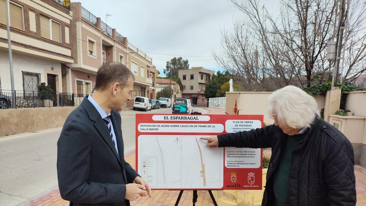 A la izquierda, el edil de Pedanías, Marco Antonio Fernández, visita los trabajos ejecutados en El Esparragal.