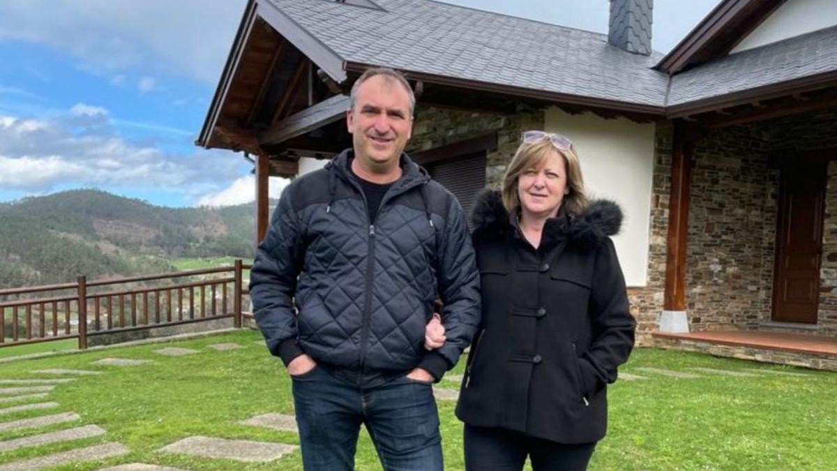 Berta Mayo y Luis Suárez, en su casa dedicada al turismo rural, en Valdés. | A. M. Serrano