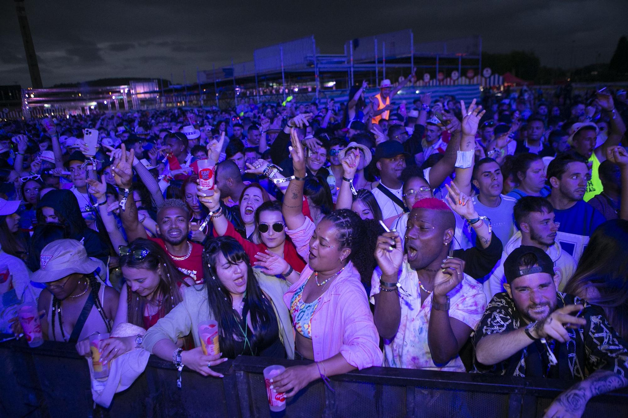 En imágenes: así fue el primer día del Reggaeton Beach Festival de Avilés