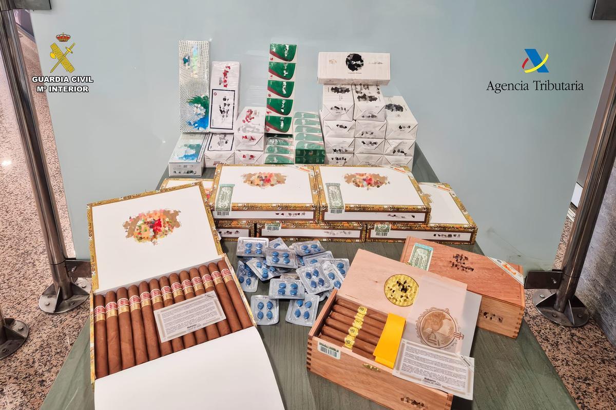 La Guardia Civil interviene tabaco y viagra de contrabando en el aeropuerto de A Coruña.