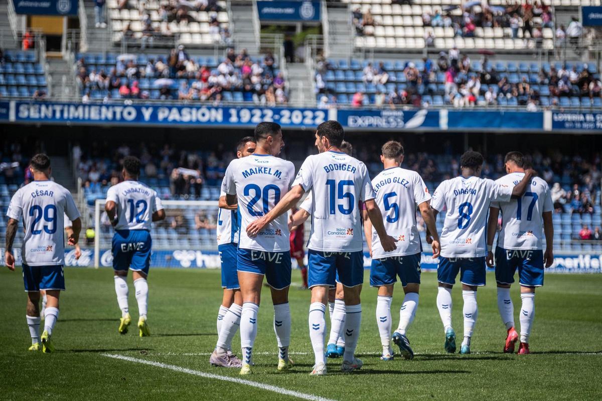 Los blanquiazules, en la celebración del primer gol al Huesca.
