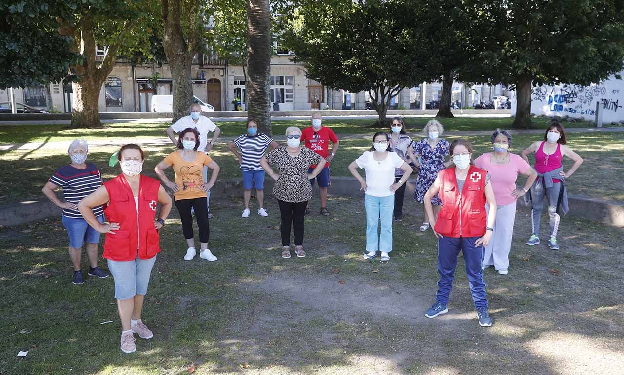 Taller de gimnasia para mayores de Cruz Roja en los jardines de Montero Ríos.     PABLO HERNÁNDEZ (13).jpg