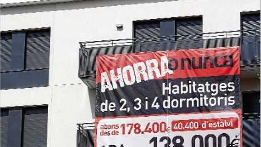 Cartell ofertant una promoció d&#039;habitatges en un municipi gironí.