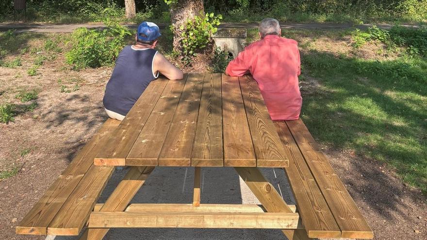 Roban una mesa de picnic recién puestas en Las Caldas