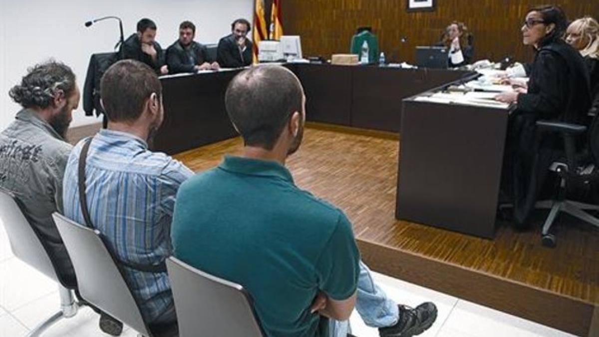 Los tres acusados durante el juicio celebrado en junio en la Ciutat de la Justícia de Barcelona.