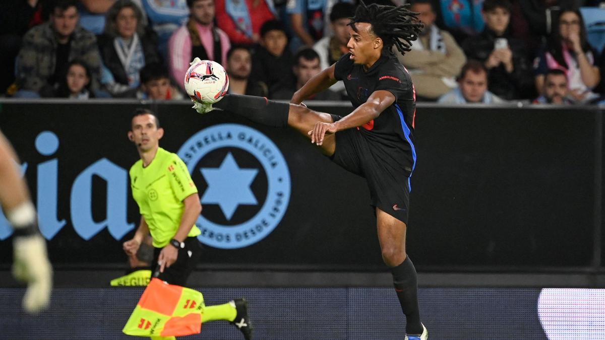 Koundé controla el balón de forma acrobática durante el Celta-Barça en Balaídos.