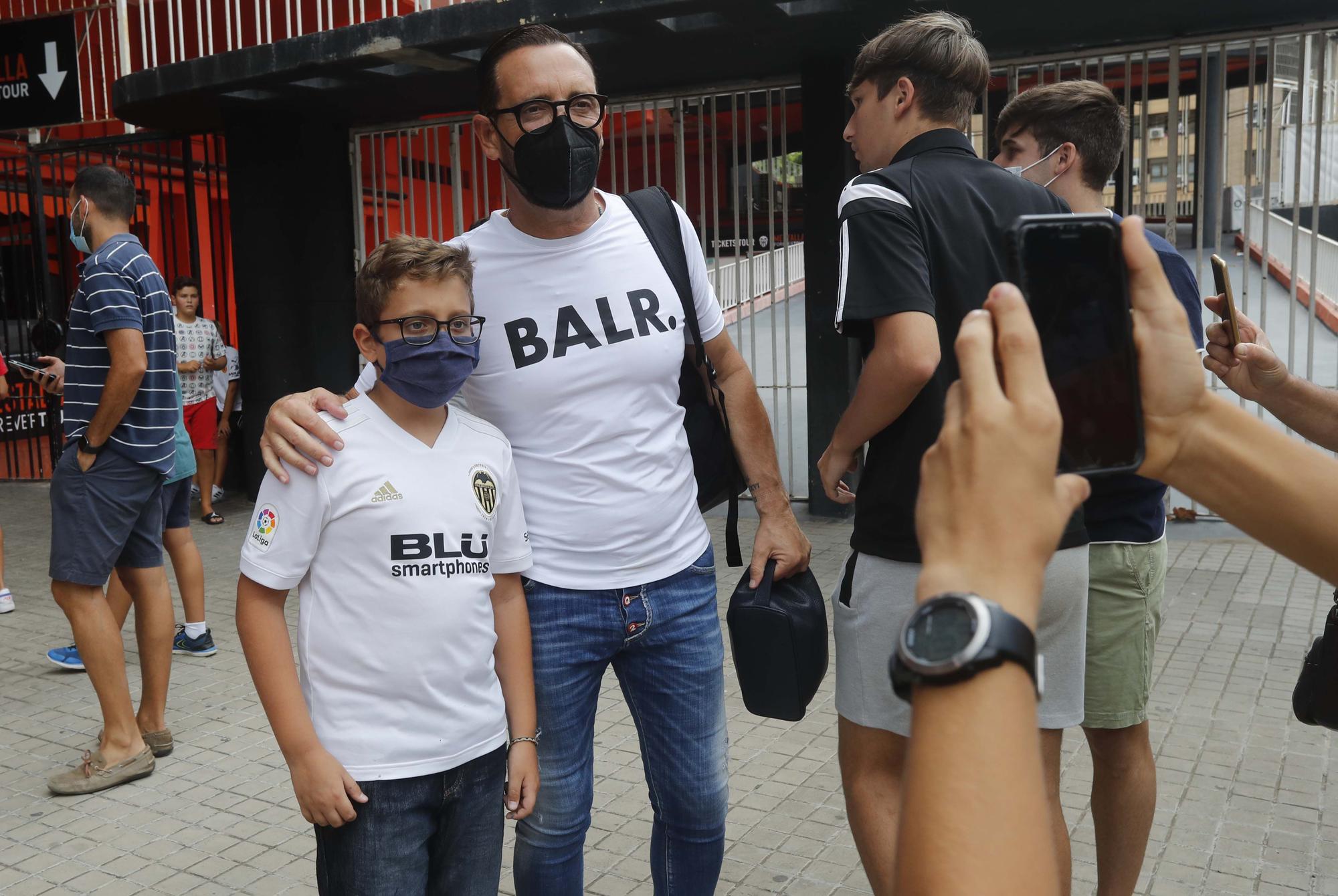 La afición valencianista se vuelca con el equipo a la salida de Mestalla