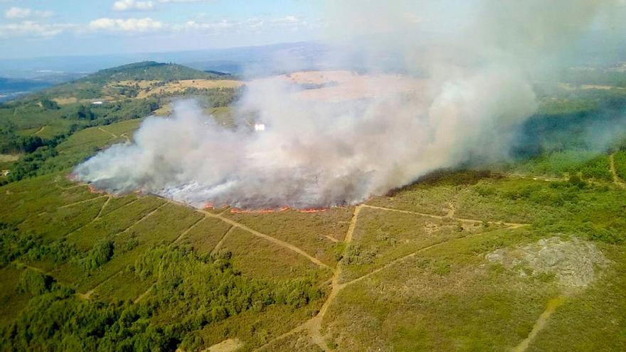 Vista aérea del incendio de Rairiz de Veiga // BRIF Laza