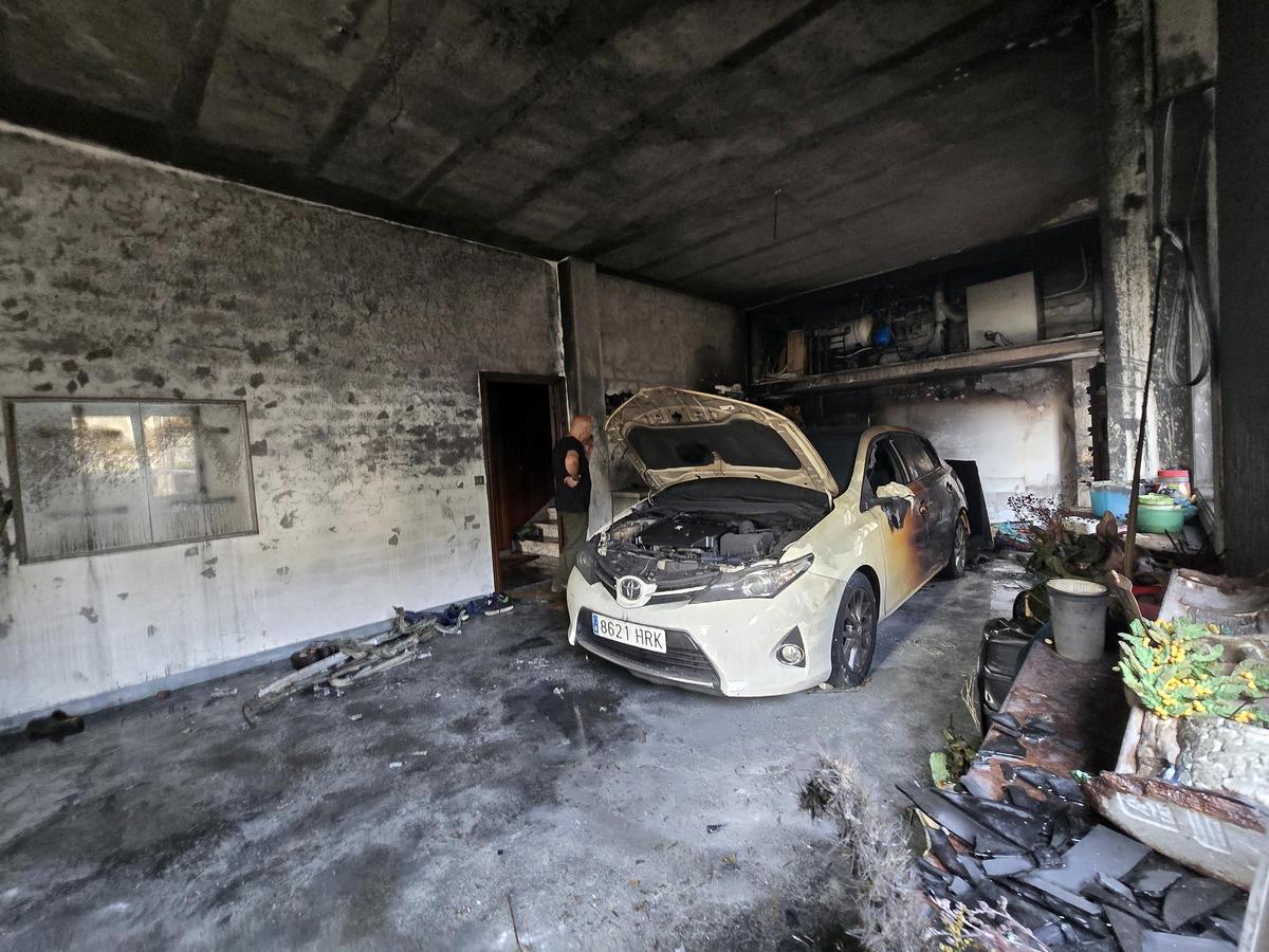 Rescatada a través de su balcón por un incendio en una casa en Chapela que calcinó el garaje
