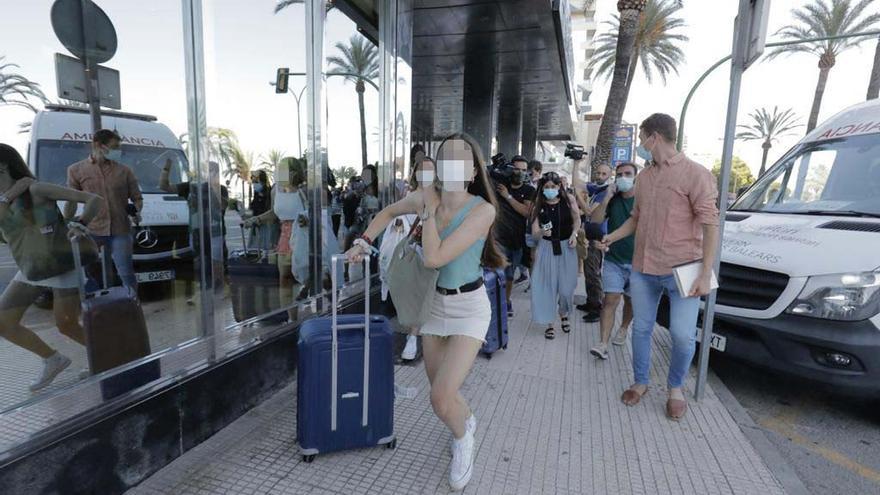 Salen los primeros estudiantes del hotel covid de Mallorca