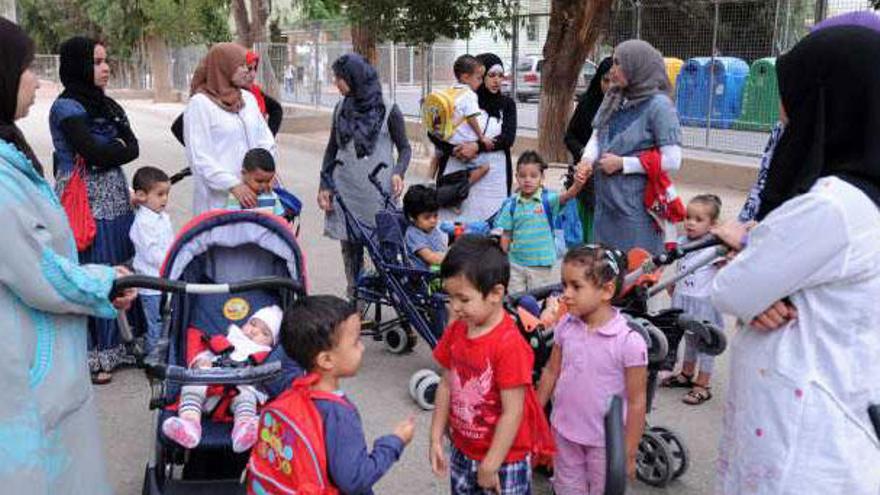 El colegio La Paz decide el lunes si distribuye a los niños magrebíes en las dos aulas