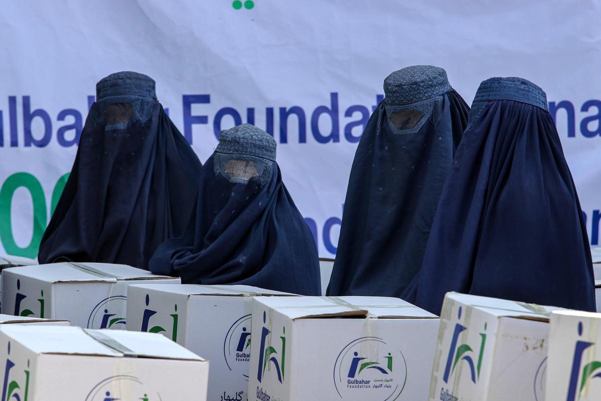 Mujeres afganas acuden a un reparto de ayuda en Kabul, en una imagen de archivo.