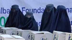 Mujeres afganas acuden a un reparto de ayuda en Kabul, en una imagen de archivo.