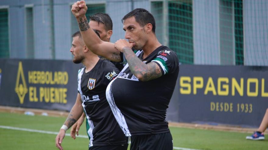 Bonaque celebra uno de sus goles al Cádiz B dedicándoselo a su segundo hijo.