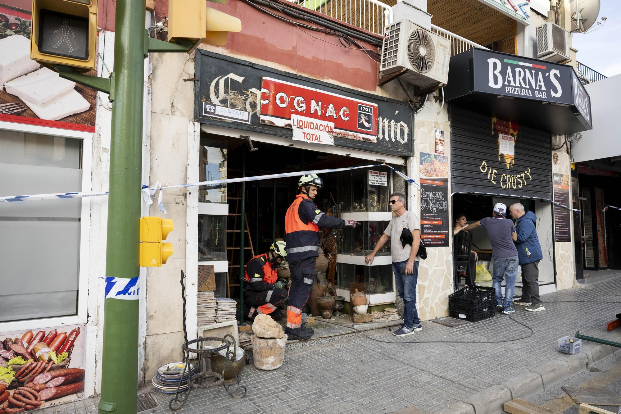 Precintan cinco locales comerciales y la terraza de un bar nocturno de Cala Major por riesgo de derrumbe