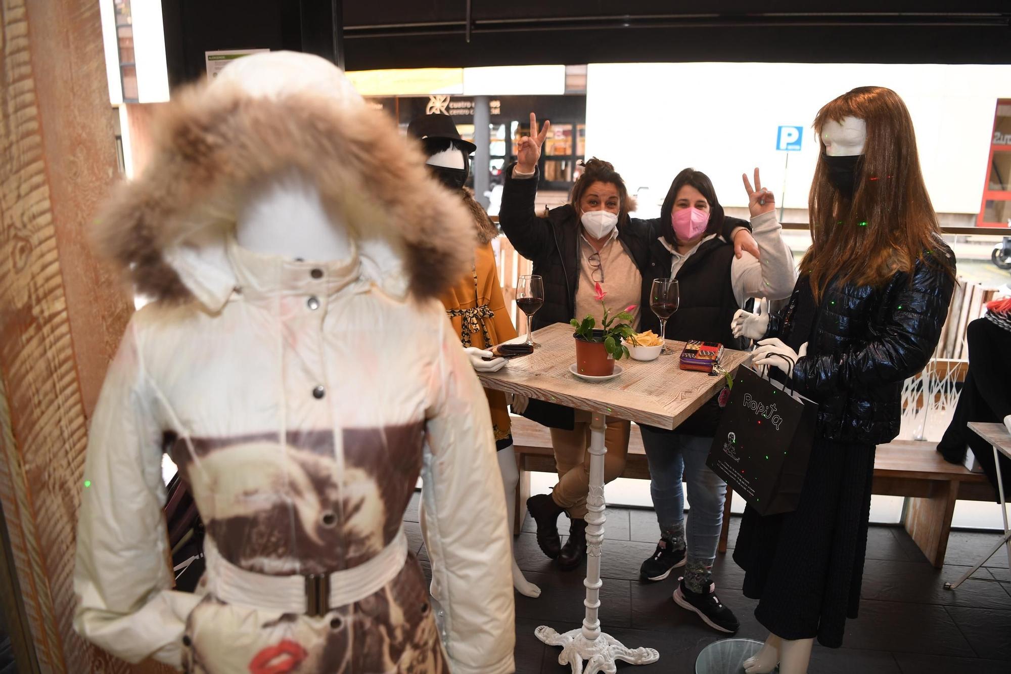 El bar Marchessi decora su terraza con figuras vestidas con moda de la tienda 'Ropita recién llegada' para fomentar el uso de la mascarilla y el cumplimientos de las normas sanitarias