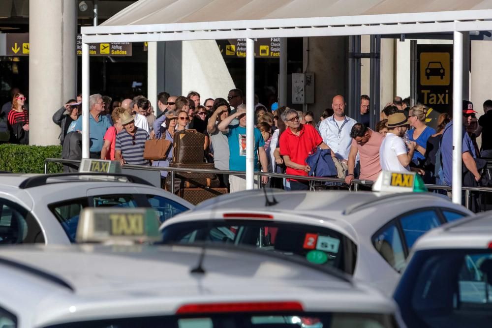 Los taxistas del aeropuerto suspenden sus servicios en protesta por la piratería