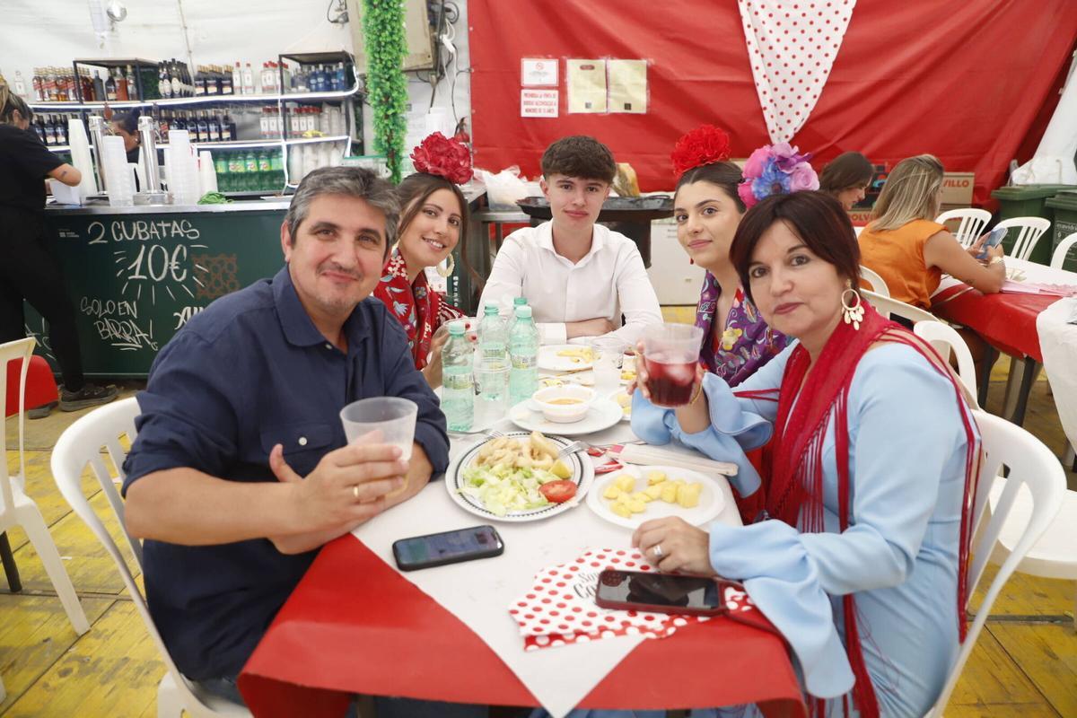 Grupos de amigos y familiares disfrutan de la feria de día
