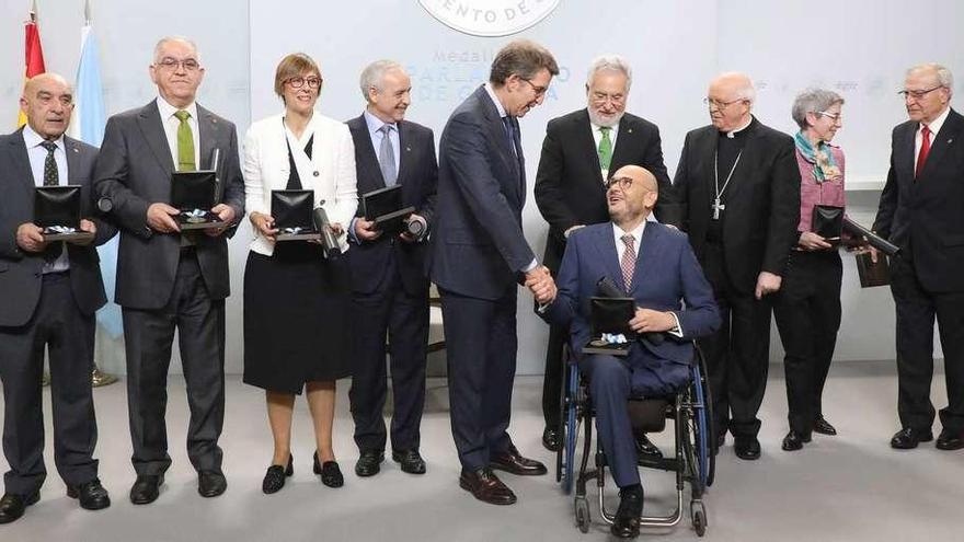 Fotografía de familia de los premiados con la Medalla del Parlamento de Galicia, ayer, en Santiago.