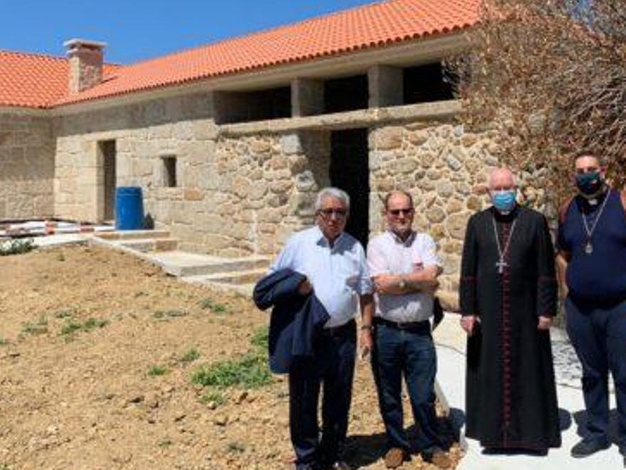 La visita del arzobispo a las obras de la casa rectoral, el pasado verano.