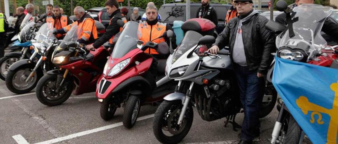 Las motocicletas, con crespón negro en señal de luto.